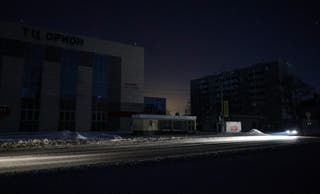 Automobil se vozi mračnom ulicom tijekom nestanka struje, koji je prema lokalnim vlastima uzrokovan nedavnim ukrajinskim raketnim napadom na regionalni energetski sustav, usred rusko-ukrajinskog vojnog sukoba u Belgorodu